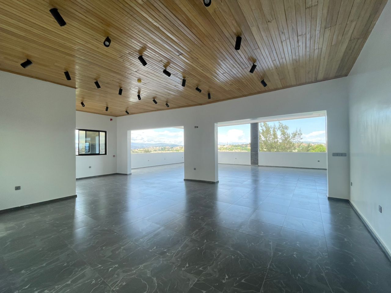 CR 030 COMMERCIAL BUILDING FOR RENT IN KACYIRU