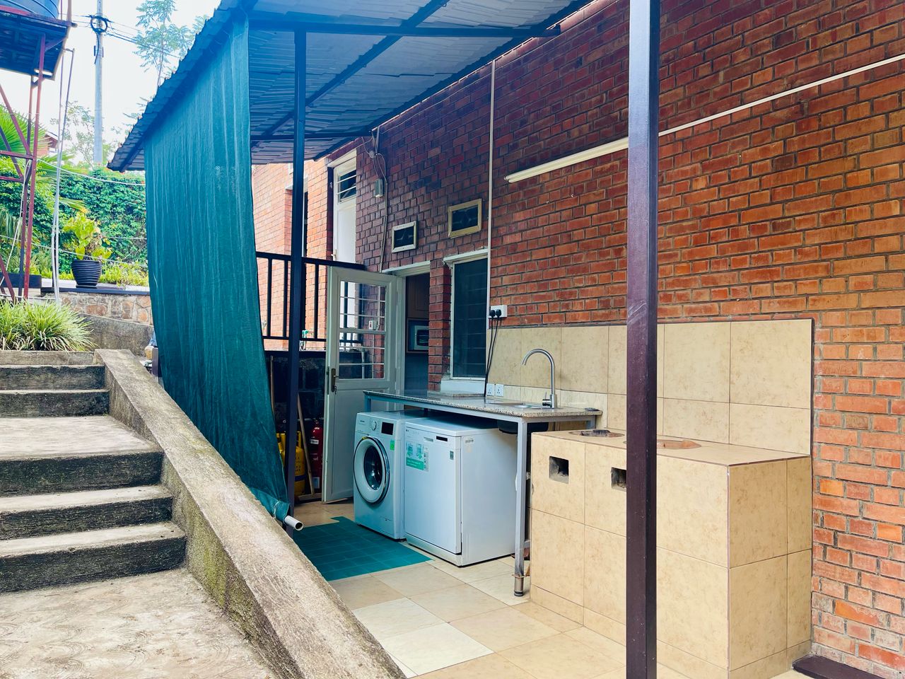 CR 038 HOUSE FOR RENT IN GACURIRO