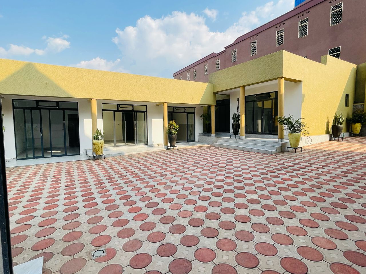 CR 041 Commercial house for rent in Kacyiru