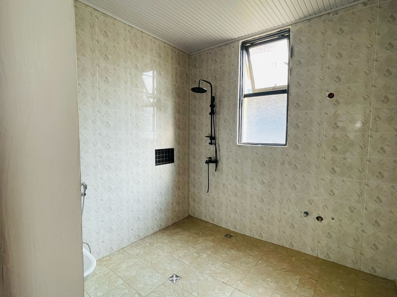 CR 041 Commercial house for rent in Kacyiru