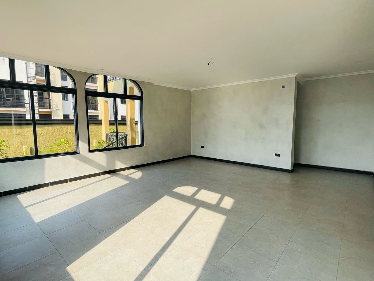 CR 041 Commercial house for rent in Kacyiru