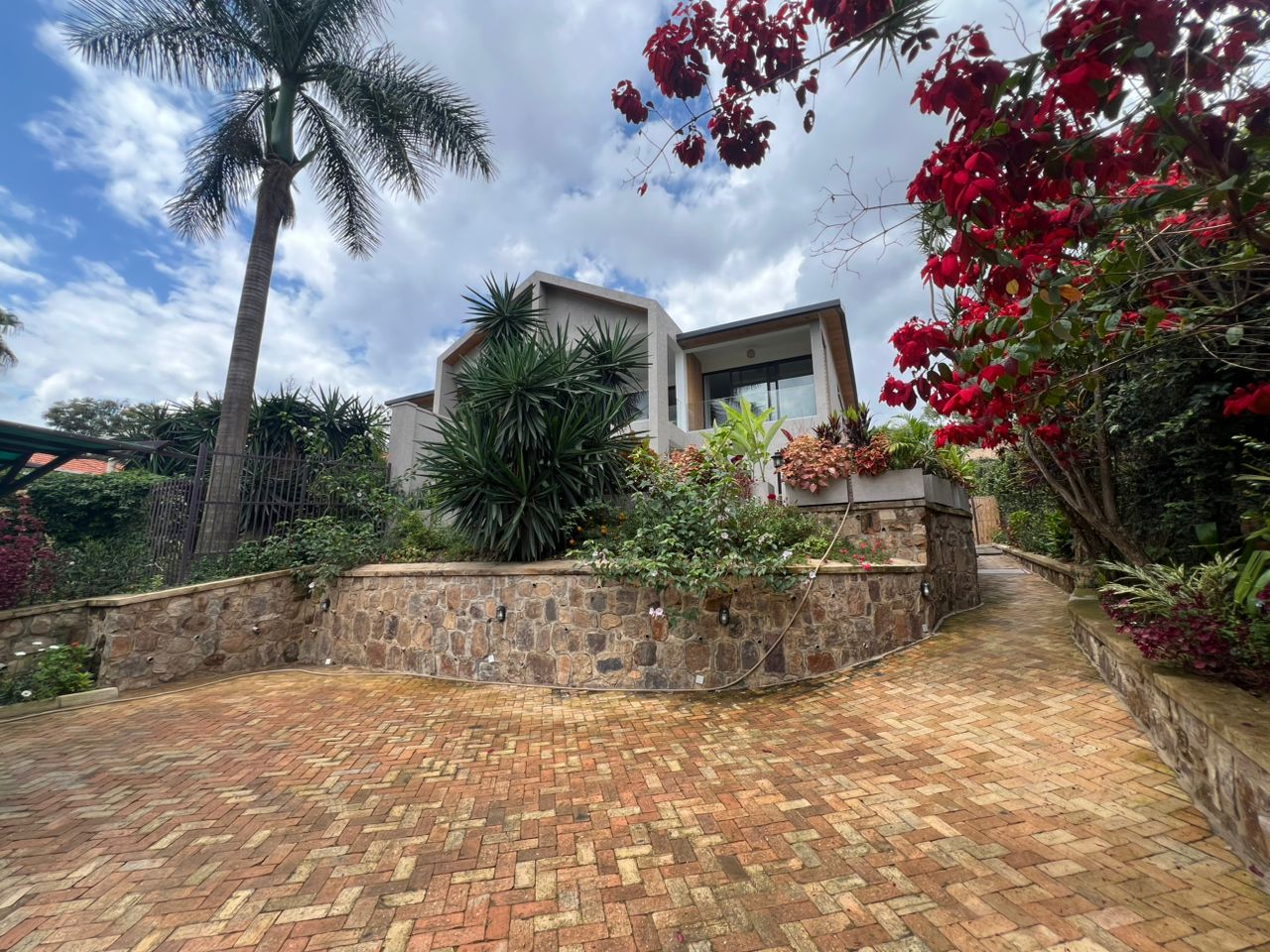 CR 061 RESIDENTIAL HOUSE FOR RENT IN NYARUTARAMA