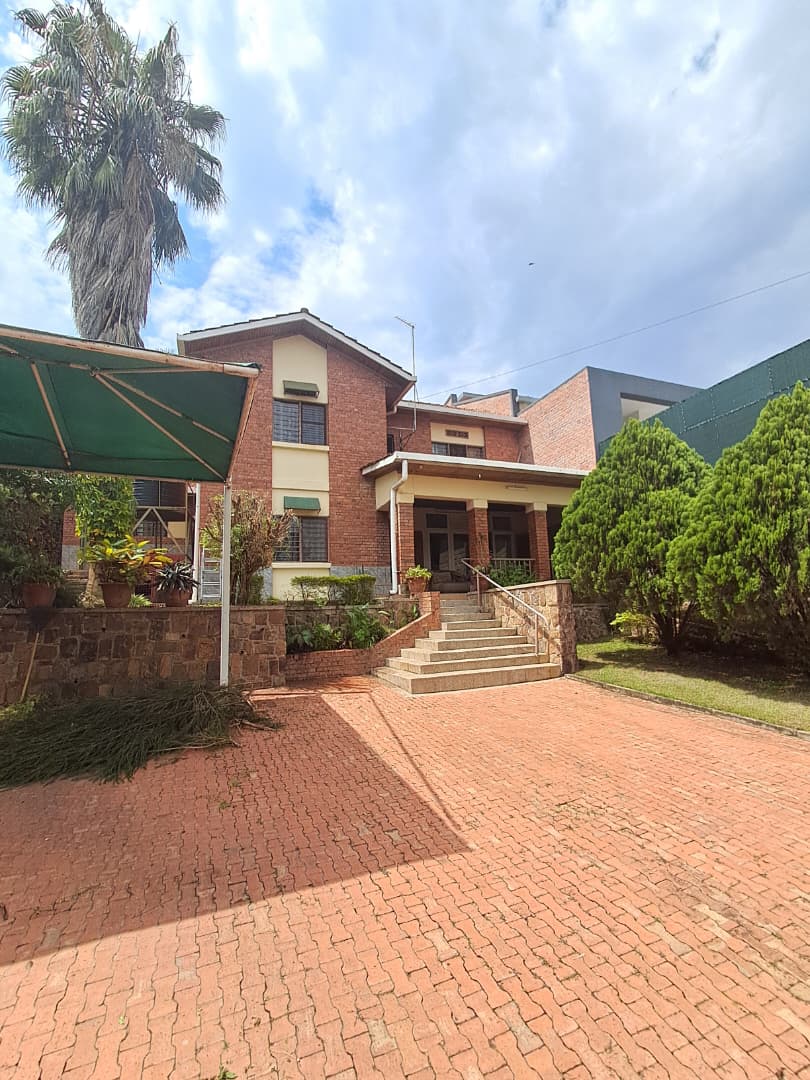 CR 093 HOUSE FOR RENT IN GACURIRO