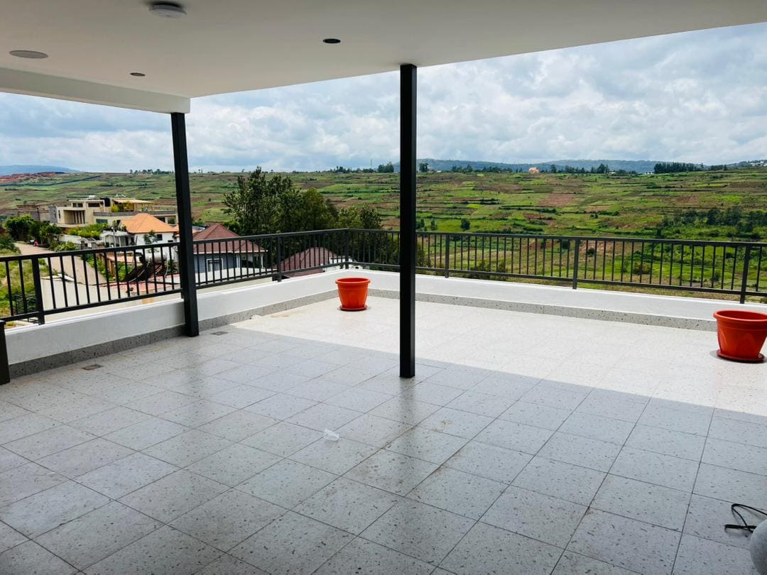 CR 122 RESIDENTIAL HOUSE FOR SALE IN GACURIRO
